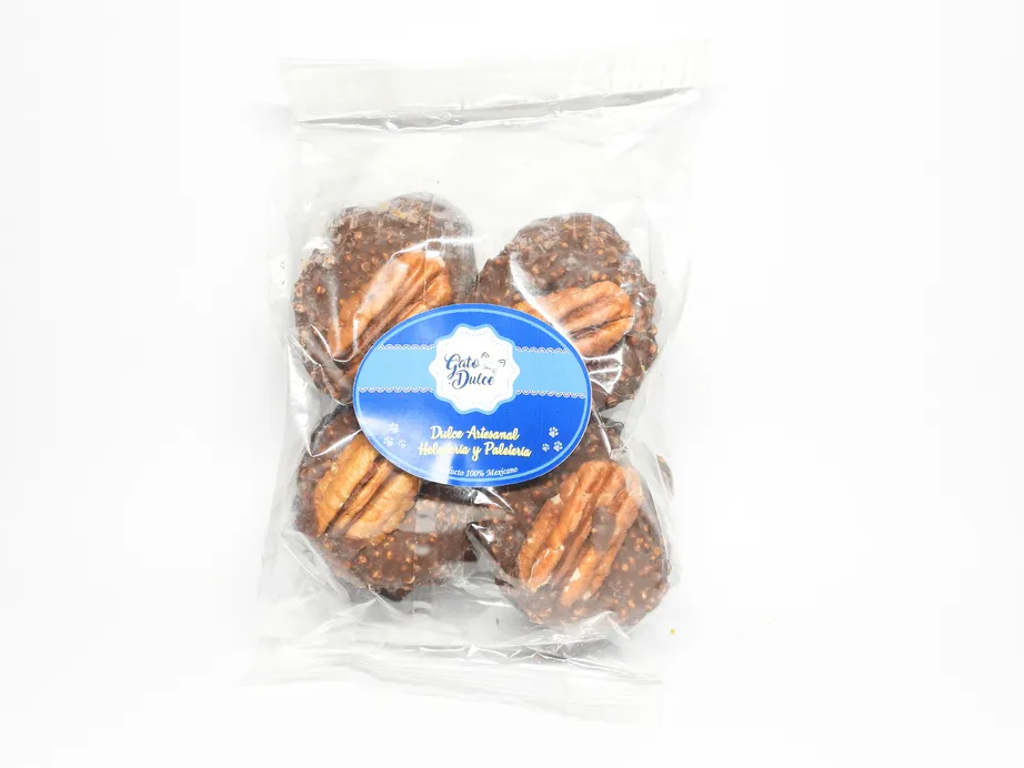 Bombón con nuez, chocolate semiamargo y amaranto