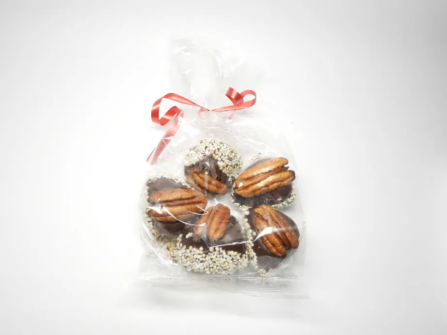 Bombones de chocolate en forma de corazón con nueces y amaranto